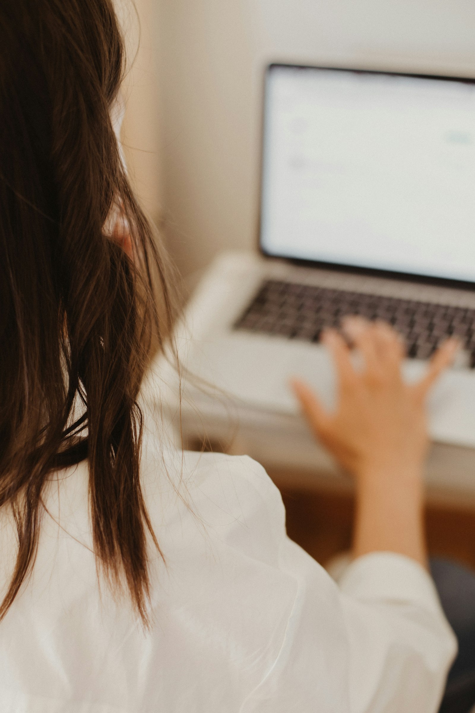 Read more about the article Kurs językowy online czy stacjonarny – co wybrać